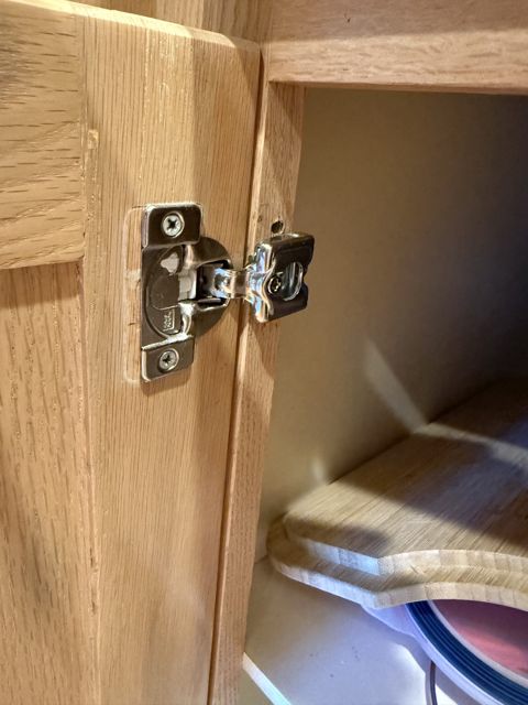 Loose cabinet hinge mounting plate